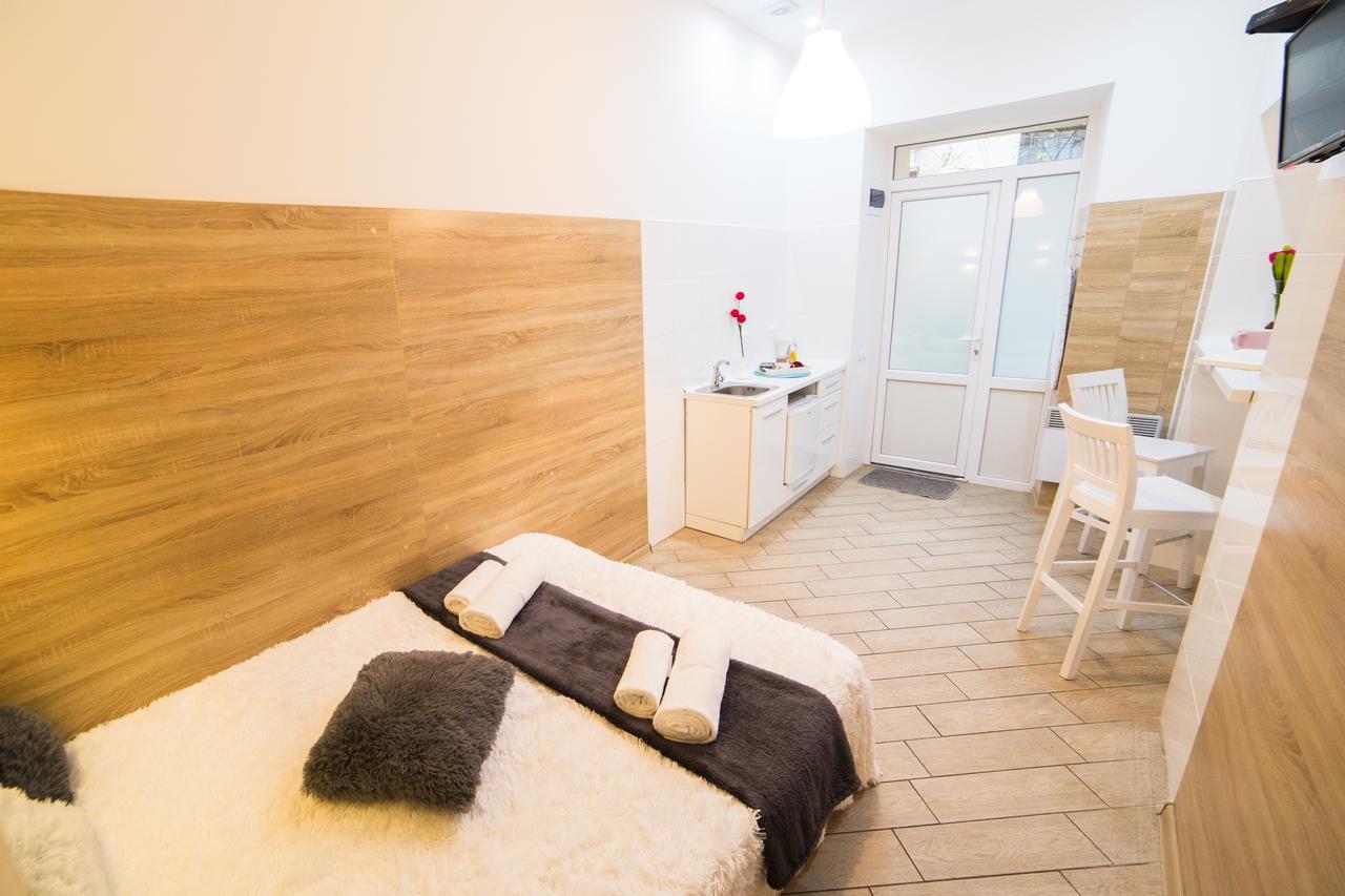 Smart Apartment On Filatova Lviv Ngoại thất bức ảnh