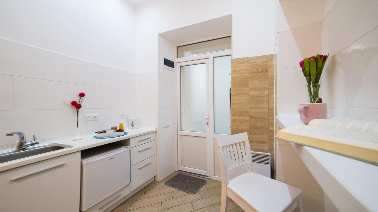 Smart Apartment On Filatova Lviv Ngoại thất bức ảnh