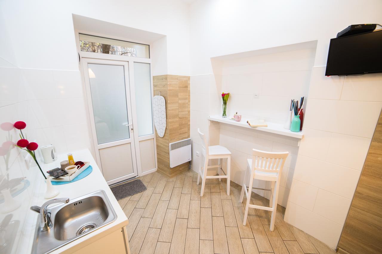 Smart Apartment On Filatova Lviv Ngoại thất bức ảnh